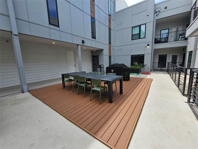 Building Photo - 2220 Webberville Rd