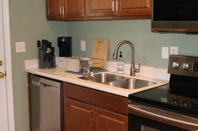 Building Photo - "Charming Furnished 2-Bedroom Home in Colu...