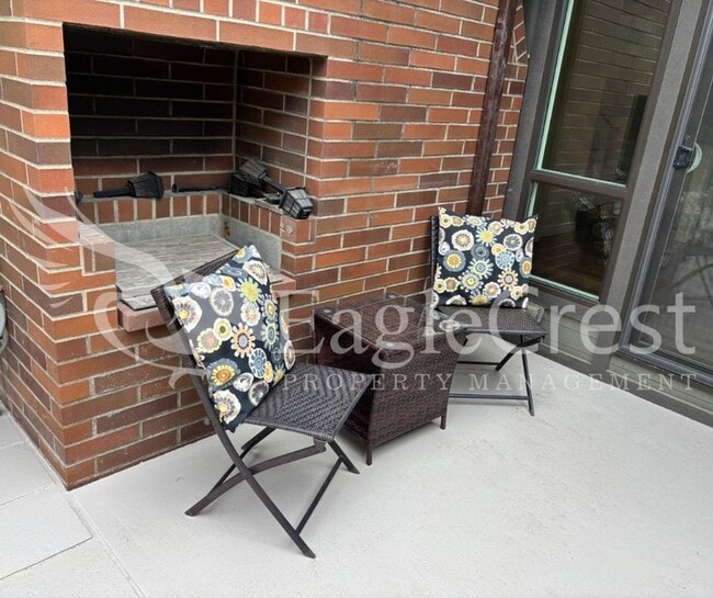 Building Photo - Three Bedroom Townhome Near Country Club G...