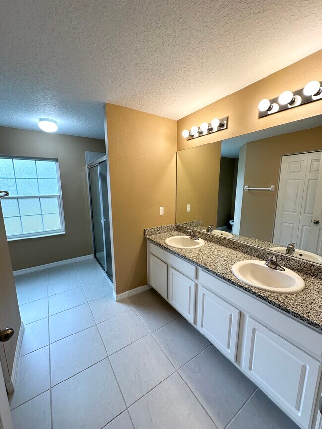 Building Photo - 12 Robin Pl