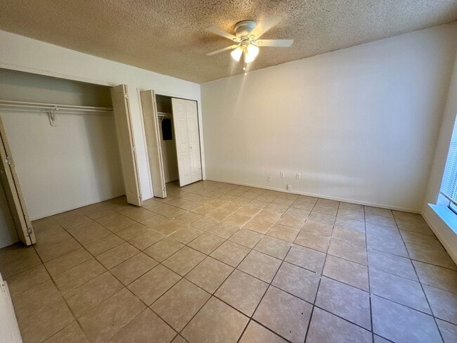 Building Photo - For Lease | 2 Bed, 1.5 Bath | 900 Sq Ft | Meadow Village