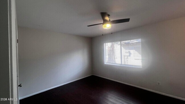 Building Photo - 3337 S Parkside Dr
