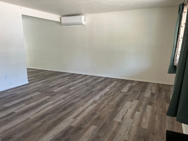 Building Photo - Rose Hill Duplex