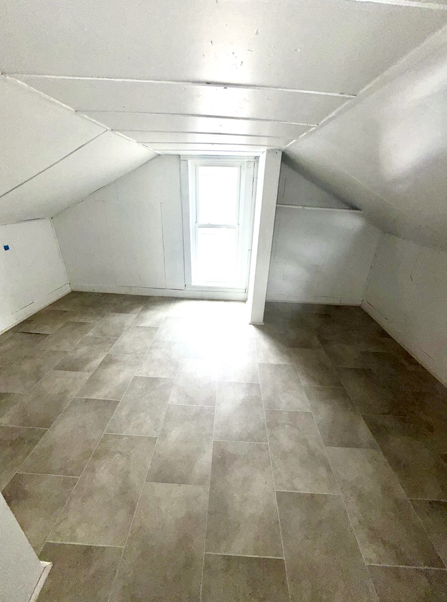 Building Photo - 3 Bedroom - 1 Bath Home WITH PROMO: ONE MONTH FREE!