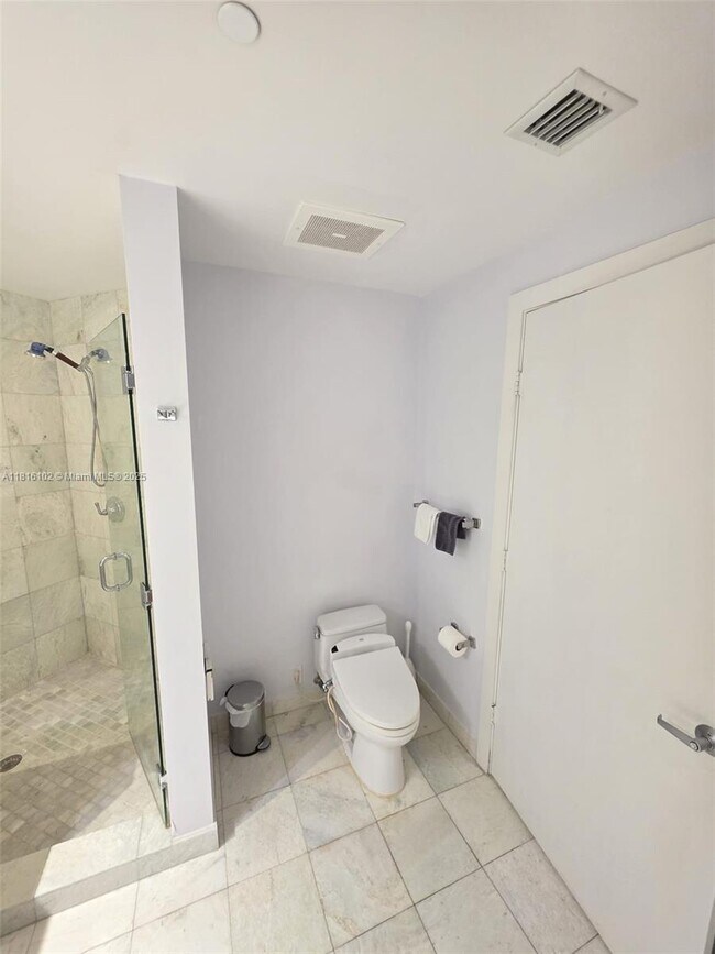 Building Photo - 1060 Brickell Ave