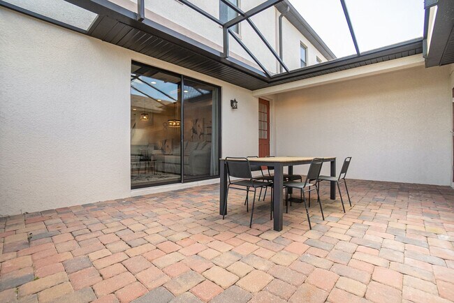 Building Photo - 3/2.5 Beautiful Model Townhome with Screened Courtyard & 2 Car Garage