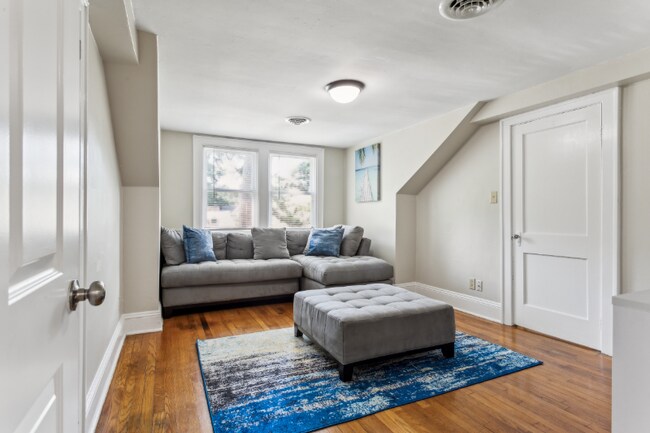 Building Photo - 3426 Kenmore Dr