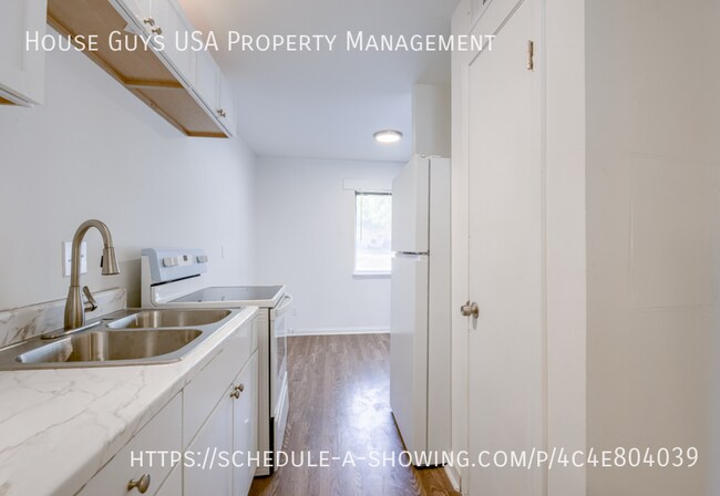 Building Photo - 15216 Bellaire Ave