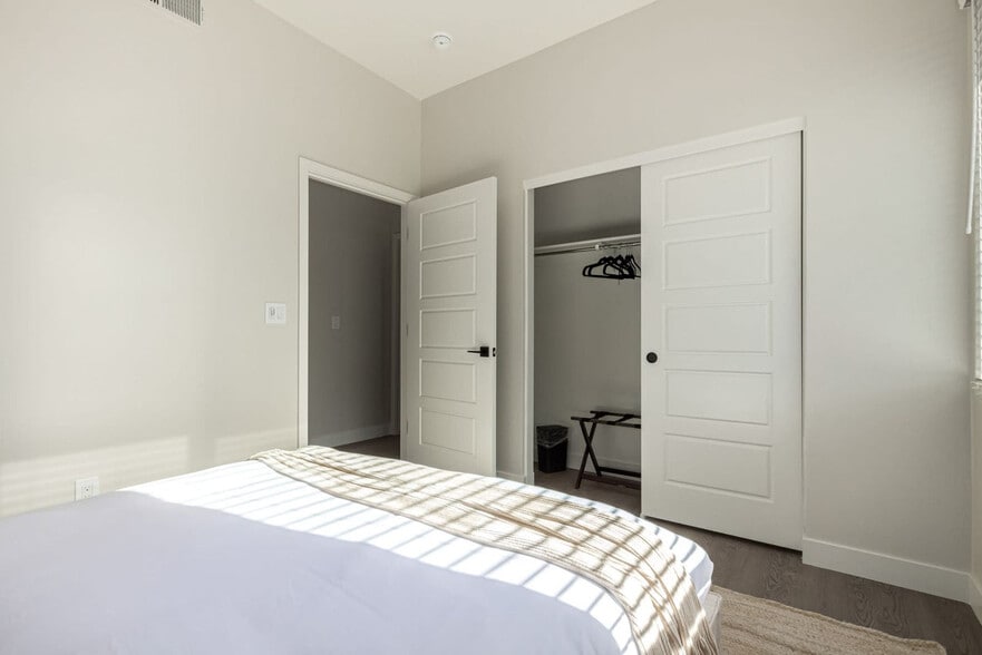 Building Photo - 6249 E Pinnacle Vista Dr