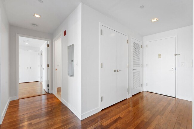 Building Photo - 25 Hudson St
