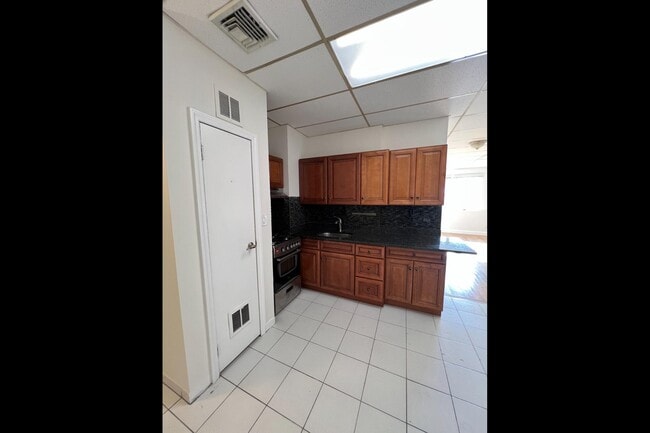 Building Photo - 308 Maple Ave