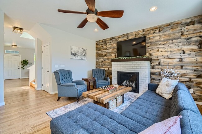 Building Photo - Beautiful 4 Bedroom Home with Stunning Vie...
