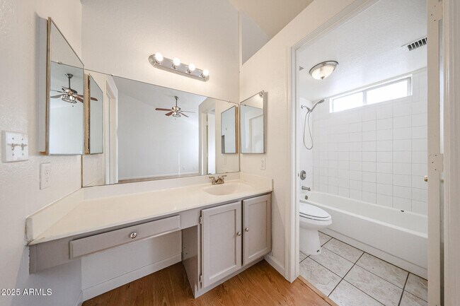 Building Photo - 214 S Rush Cir E