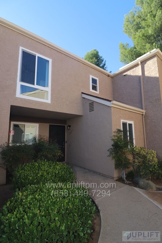 Building Photo - 3 Bedroom 2.5 Townhome A MUST SEE!!