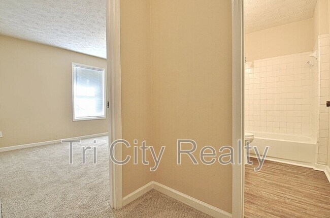 Building Photo - 220 Meadowbrook Ct