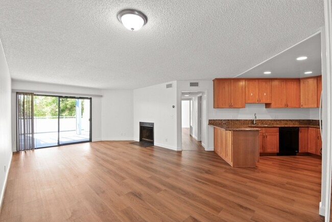 Building Photo - Beautiful 2B | 2B Condo in Los Feliz!