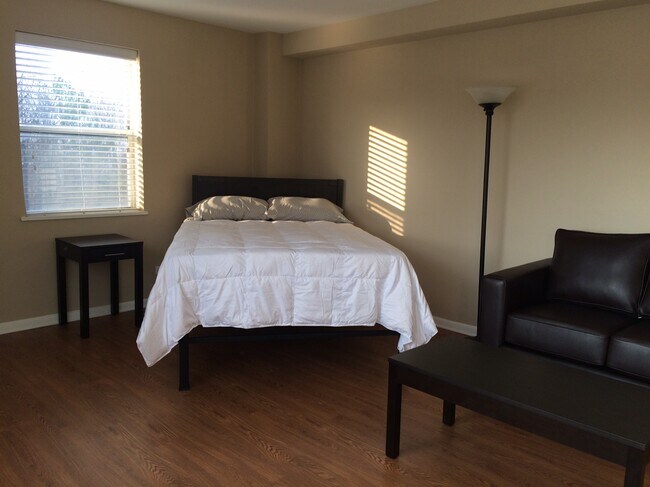 Building Photo - 2255 Highland Ave S