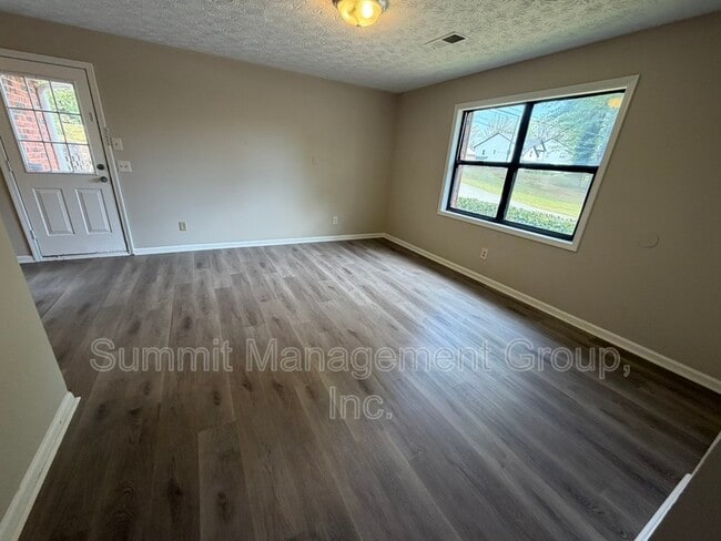 Building Photo - 1035 Eastview Rd NE