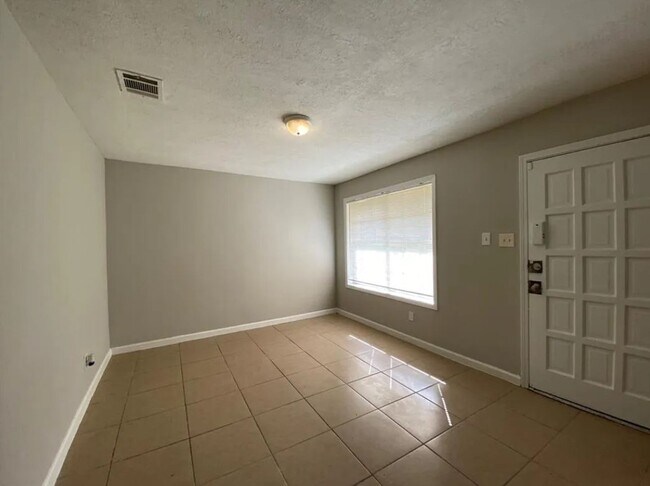 Building Photo - Amazing 3 Bedroom 2 bath home in Houston