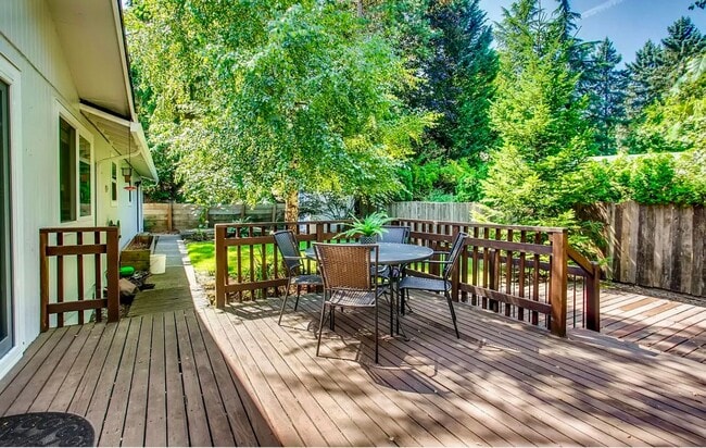 Building Photo - 4 Bedroom 2 bath Home on Quiet Street with...