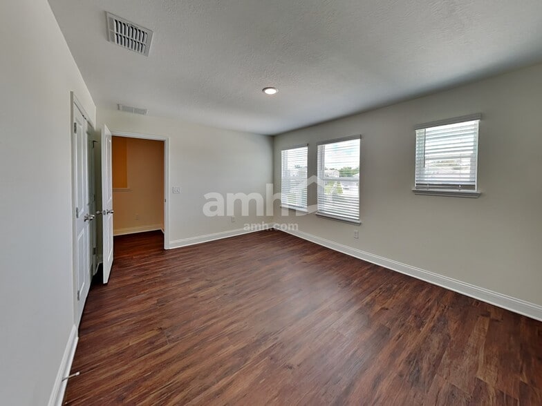 Building Photo - 984 Summer Stone Lp