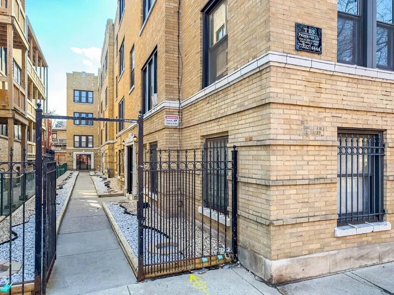 Building Photo - 837 W Cornelia Ave