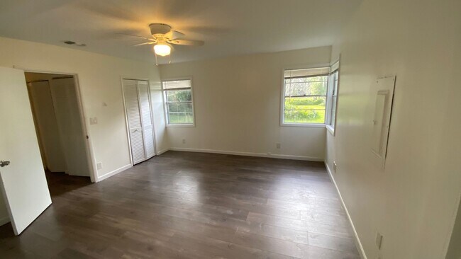Building Photo - Spectacular Lakeview Home ~ 3 Bed or 2 Bed...
