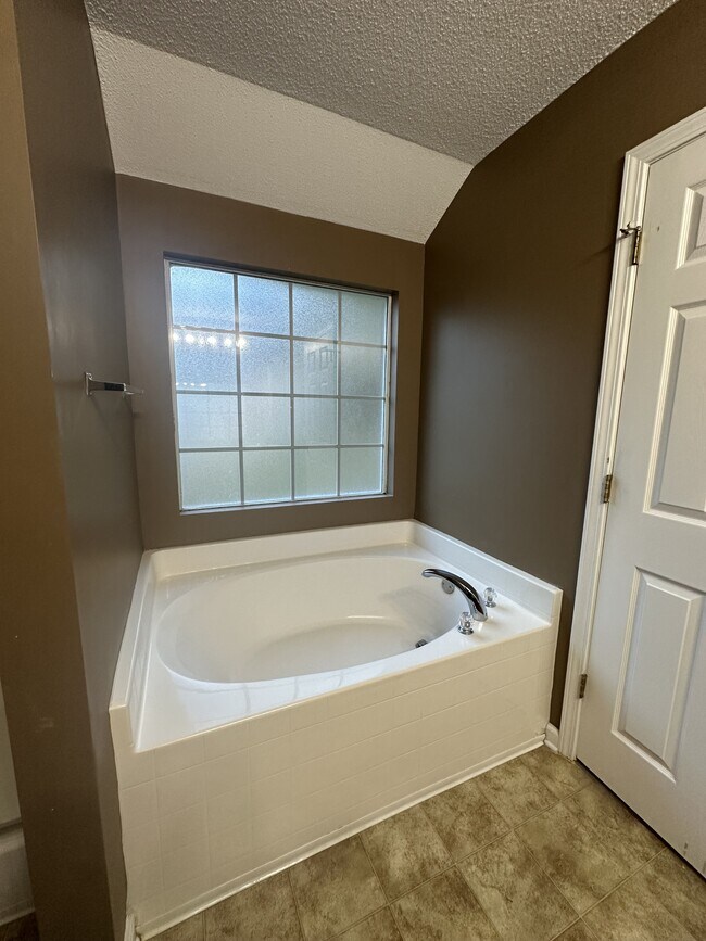 Building Photo - 12 Bass Rock Ct