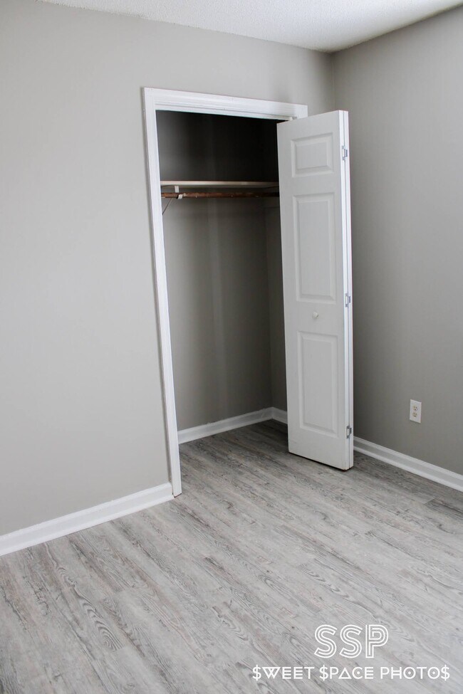 Building Photo - Travis