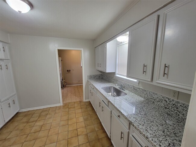 Building Photo - 2205 Velma St