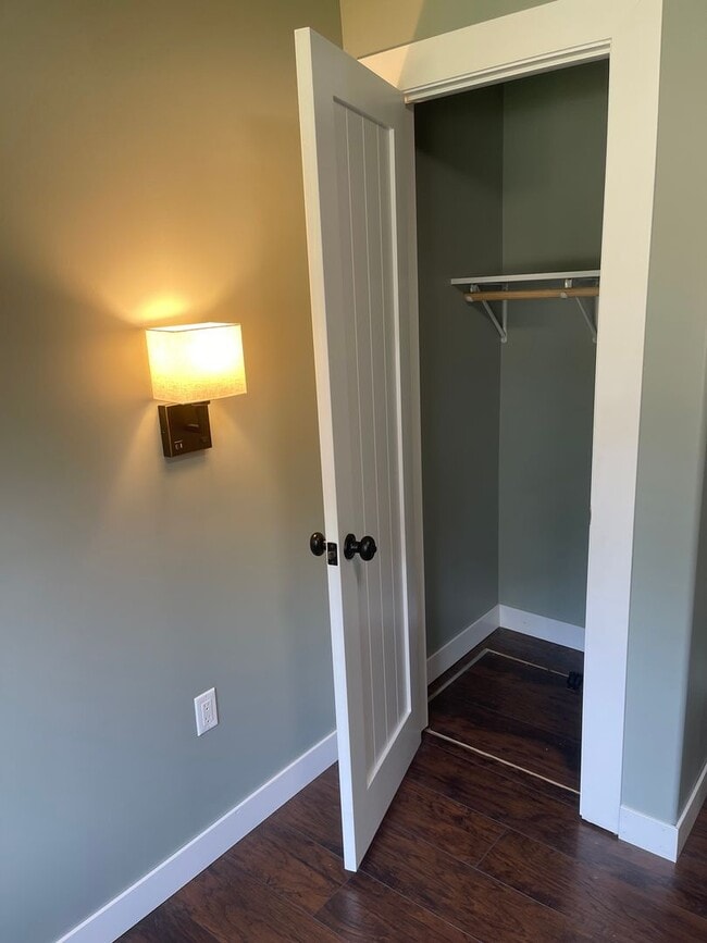 Building Photo - 4 Bedroom Home on 4 Acres, Crown Point Schools!