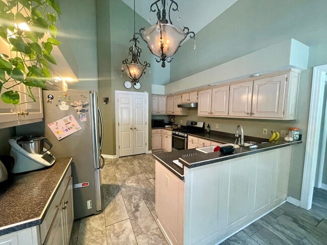 Building Photo - Beautiful 5 Bedroom Single Family Home in Great Bridge Area