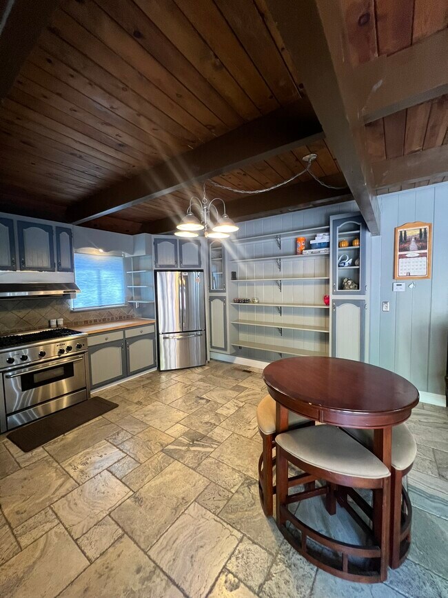 Building Photo - 933 Edgewood Cir