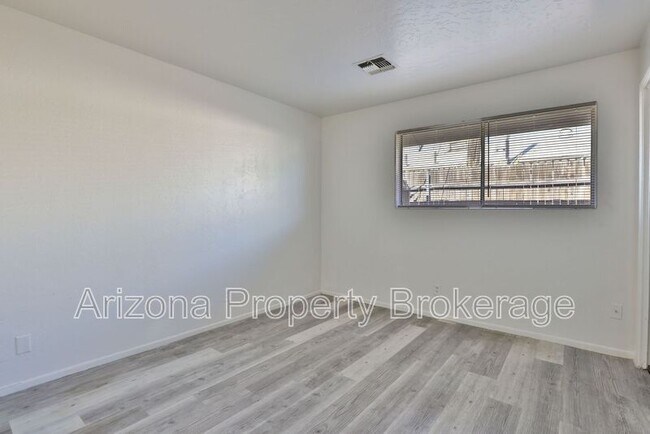 Building Photo - 1702 W Vogel Ave