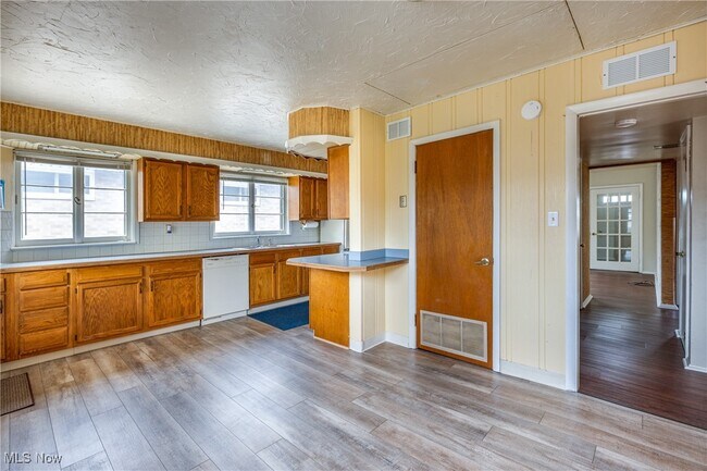 Building Photo - 1303 Dartmoor Ave