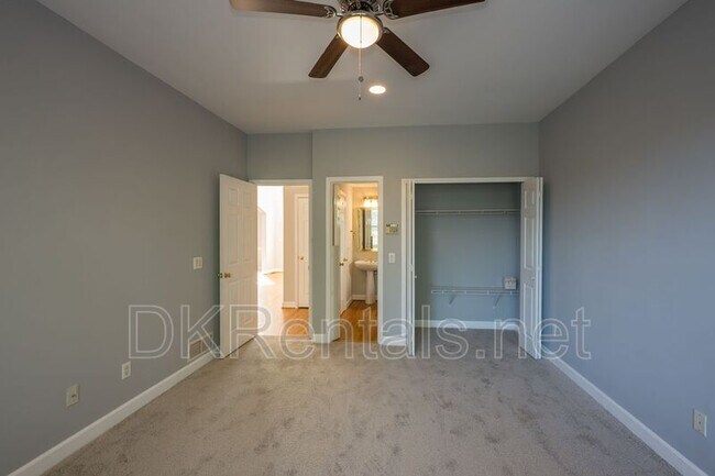 Building Photo - 841 Lakeglen Dr