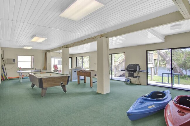 Building Photo - 1045 N Cres Dr