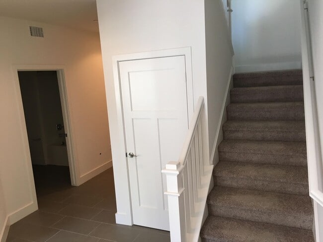 Building Photo - Beautiful 4 bedroom, 3.5 bathroom home in San Luis Obispo!