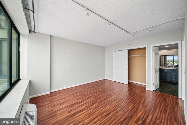 Building Photo - Beautifully renovated contemporary condo