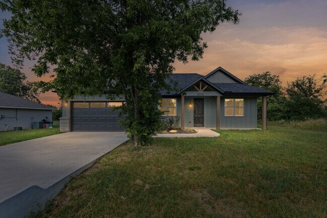 Building Photo - Grand in Granbury!