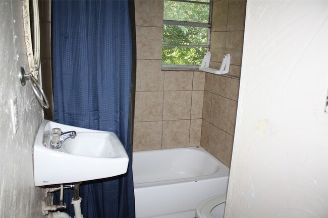 Building Photo - 423 Waller Dr
