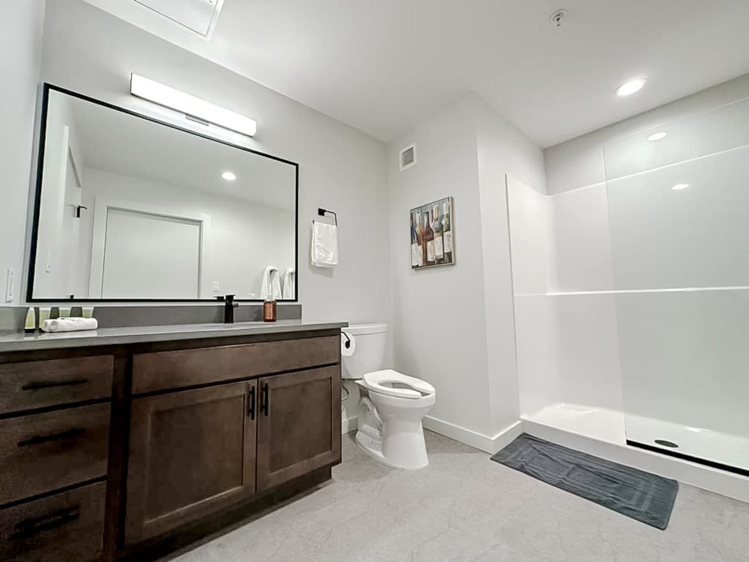 Building Photo - 403 W 4th St N