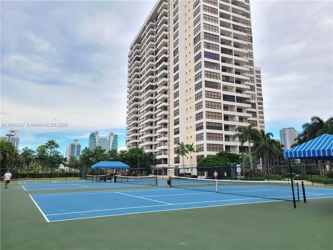 Building Photo - 2500 Parkview Dr