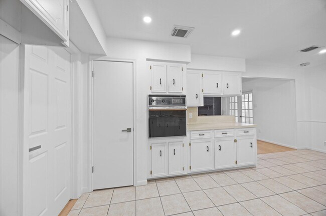 Building Photo - 25 Little John Ln