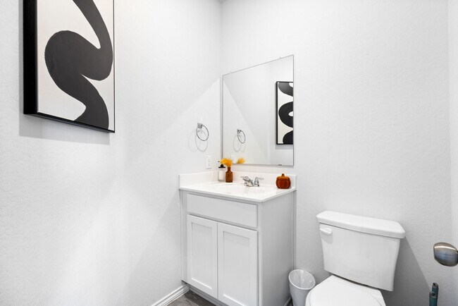 Building Photo - Charming Home Awaits: Spacious & Modern Living in a Prime Location