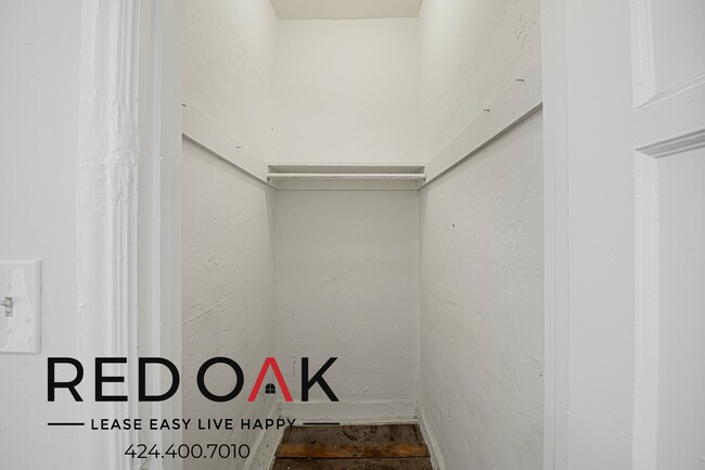 Building Photo - 835 S Oxford Ave