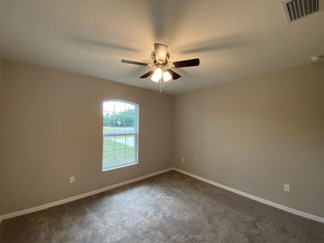 Building Photo - Custom Home - Desirable SW Ocala neighborhood 3/2/2 ** Wont Last**