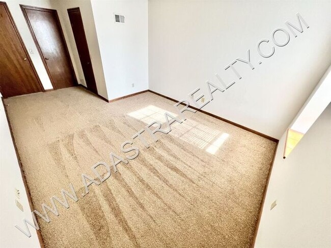 Building Photo - Affordable Duplex in Blue Valley School District-Available NOW!!