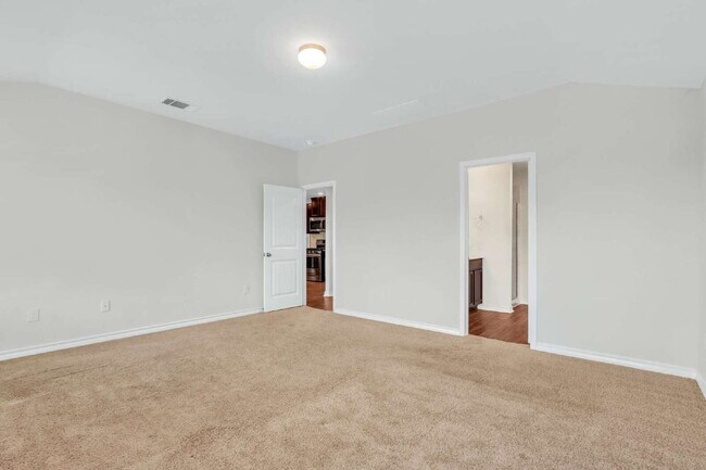 Building Photo - "Spacious 5-Bedroom Sanctuary with 2.5 Bat...
