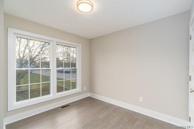 Building Photo - 970 Village Ln